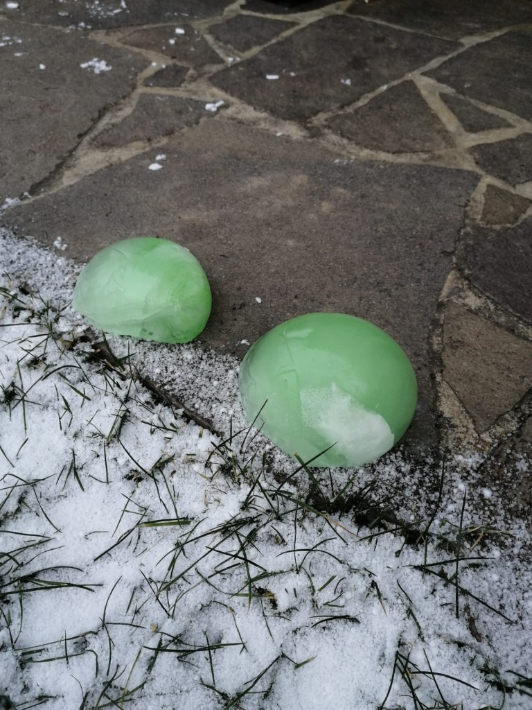 Ist das Wasser gefroren, schneide den Luftballon auf und heraus kommt ein großes Drachenei. Damit kannst du deine Schneeburg schmücken oder es als Winterdeko auf die Terrasse legen.