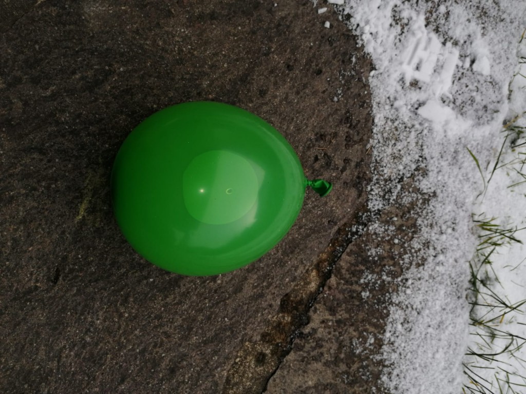 Verknote den Luftballon und lege ihn nach Draußen in die Kälte. Bei starken Minusgraden (-7 Grad und mehr) gefriert das Wasser über Nacht.